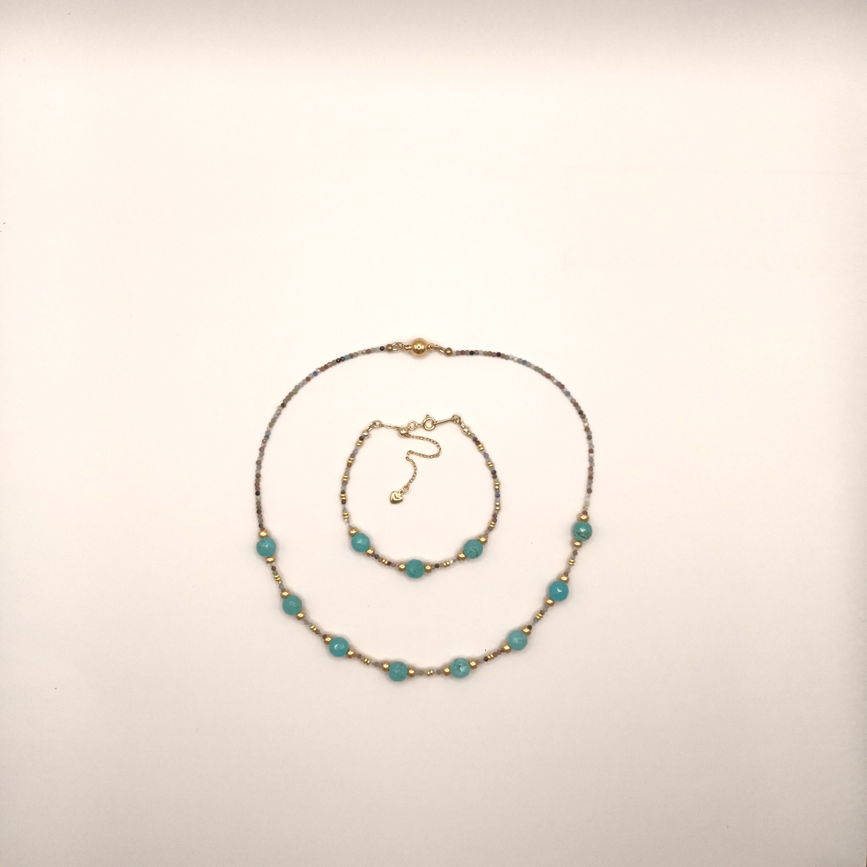 Azure Radiance - Howlite Turquoise & Plaqué Or