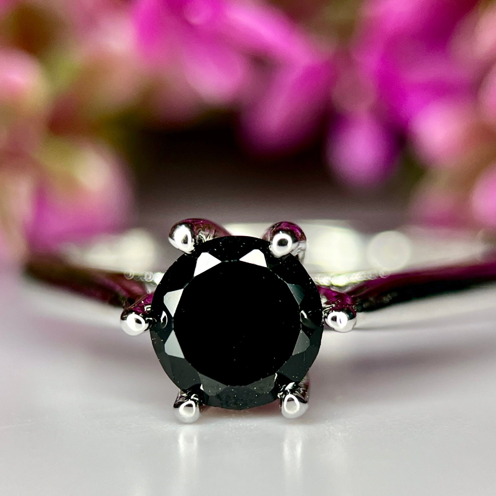 Bague ajustable en Spinelle Noir Naturel et Argent Rhodié