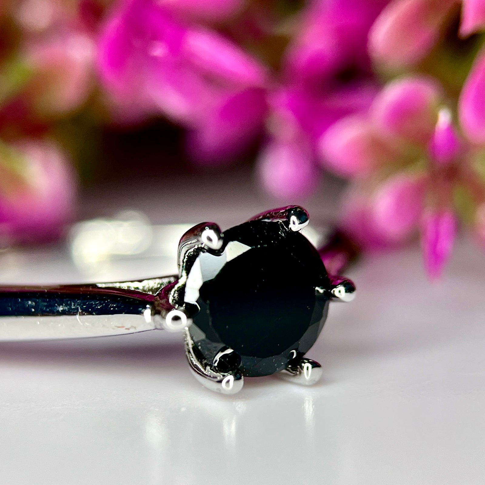 Bague ajustable en Spinelle Noir Naturel et Argent Rhodié
