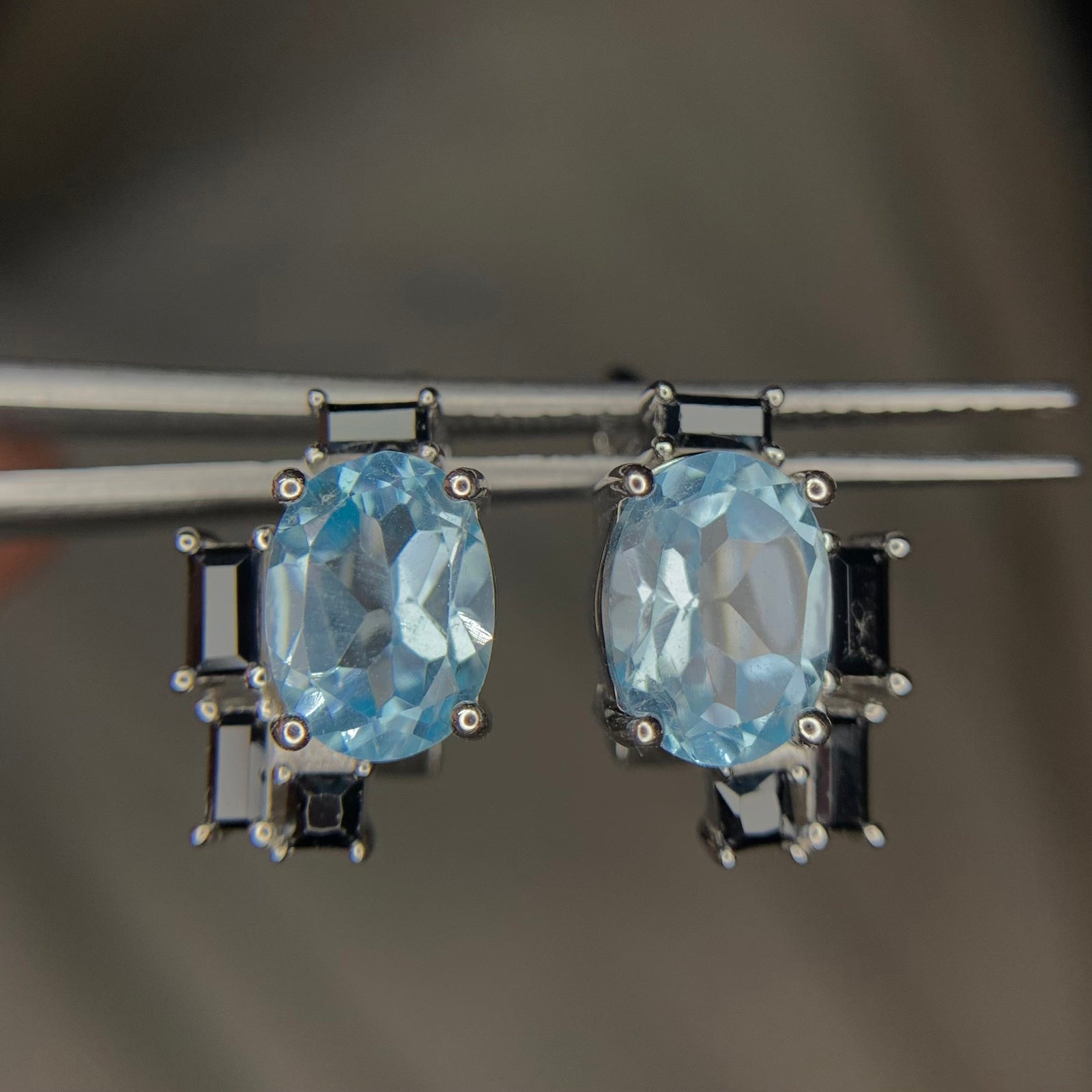 Boucles d'Oreilles avec Topaze Bleue Swiss Naturelle et Spinelle en Argent 925 Plaqué Rhodium