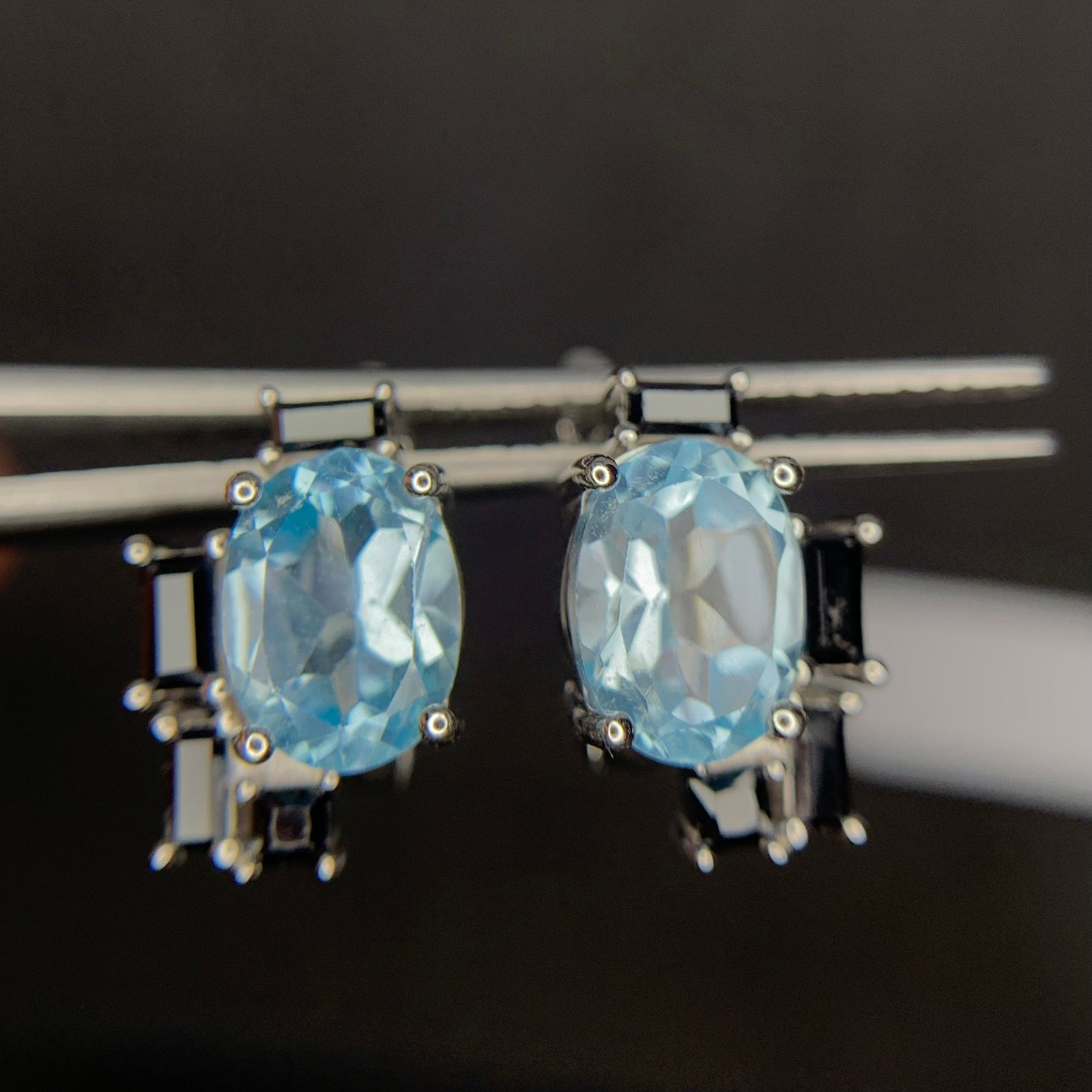 Boucles d'Oreilles avec Topaze Bleue Swiss Naturelle et Spinelle en Argent 925 Plaqué Rhodium