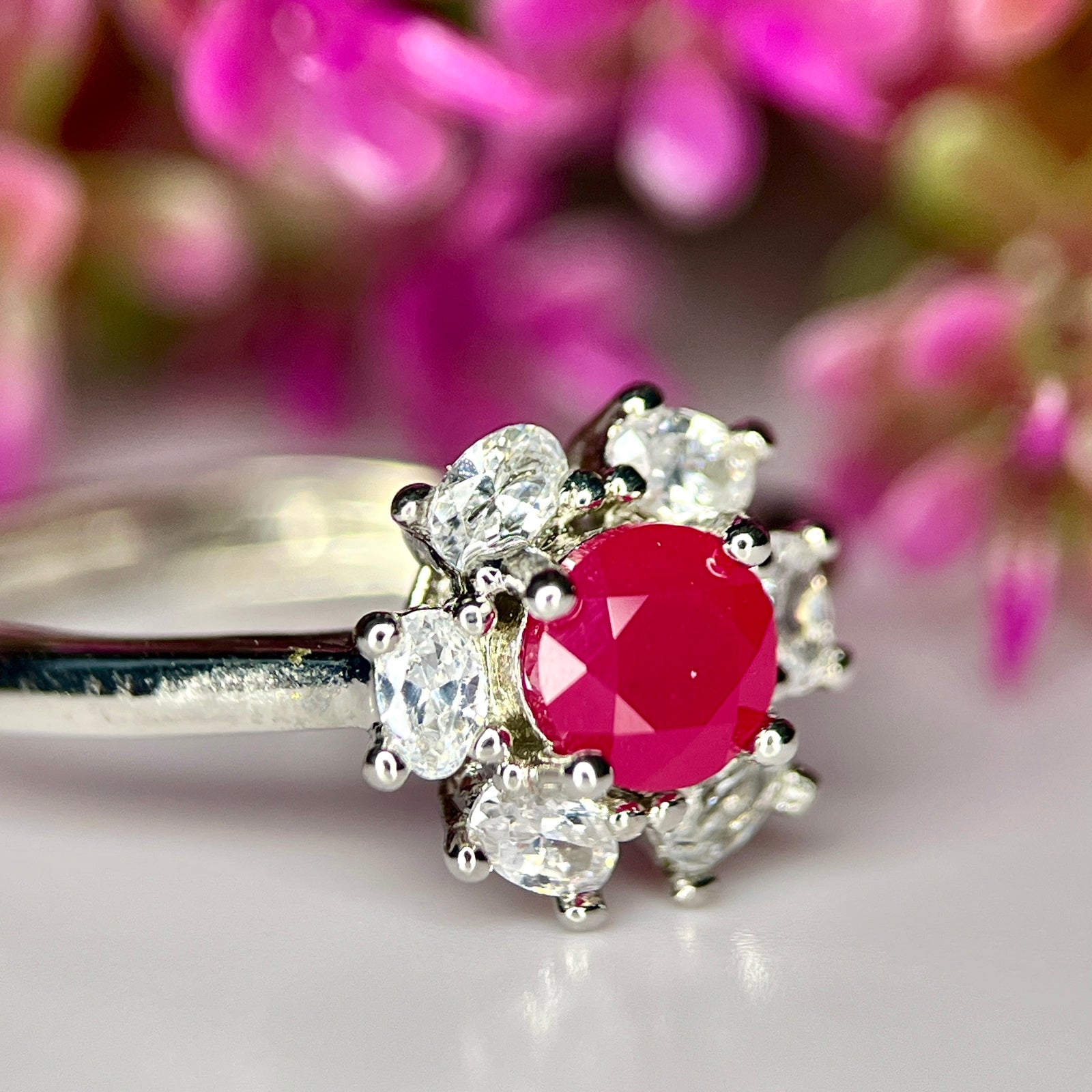 Bague ajustable Rubis & Halo de Zirconium - Argent Rhodié