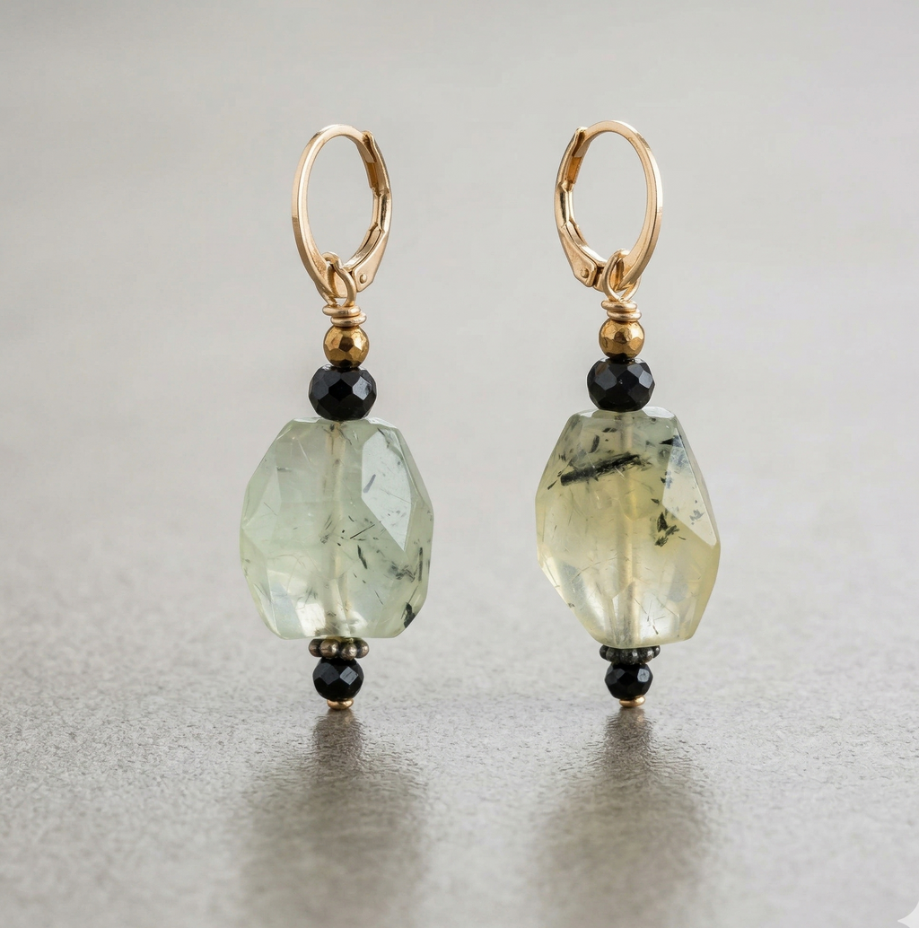 Boucles D’Oreilles - Préhnite Avec Inclusions De Tourmaline, Spinelle Noir & Plaqué Or