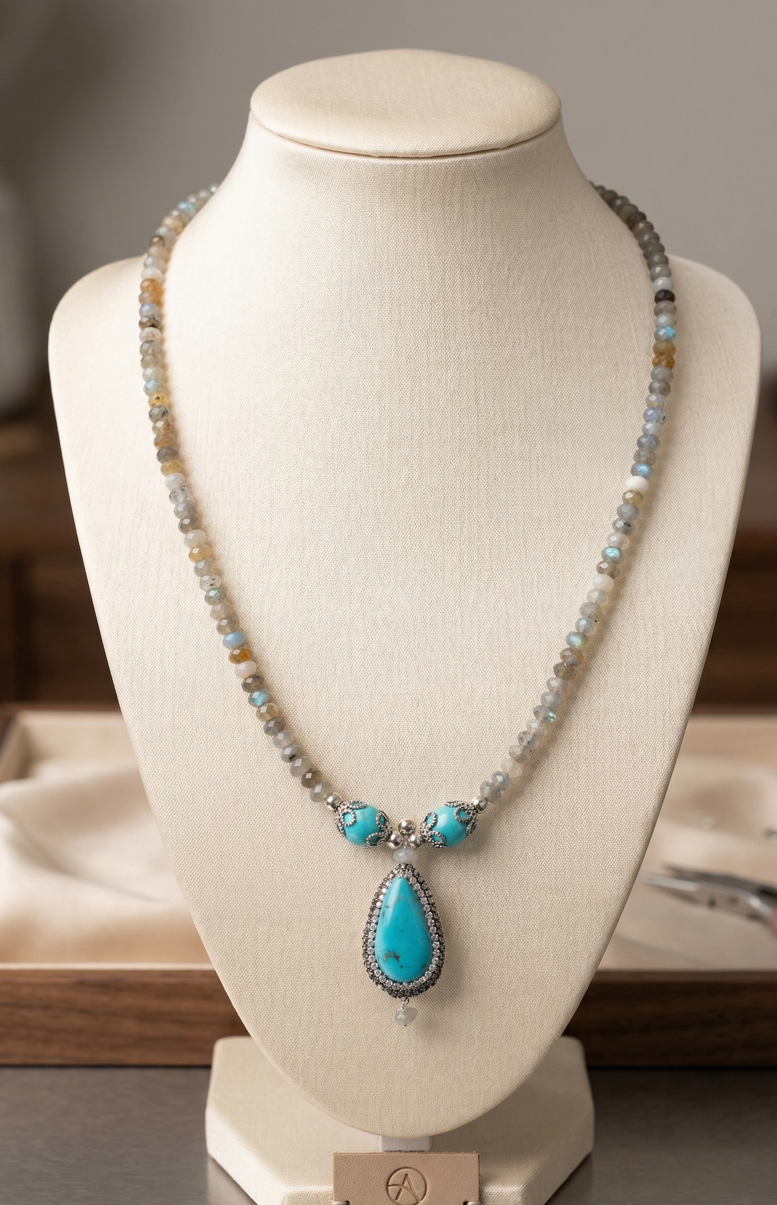 Azure Waters - Labradorite, Magnésite & Acier Inoxydable