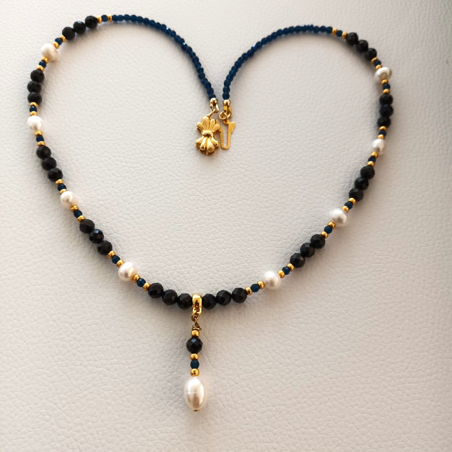 Collier "Équilibre Noir & Blanc" - Perles d'Eau Douce, Spinelle & Laiton Doré