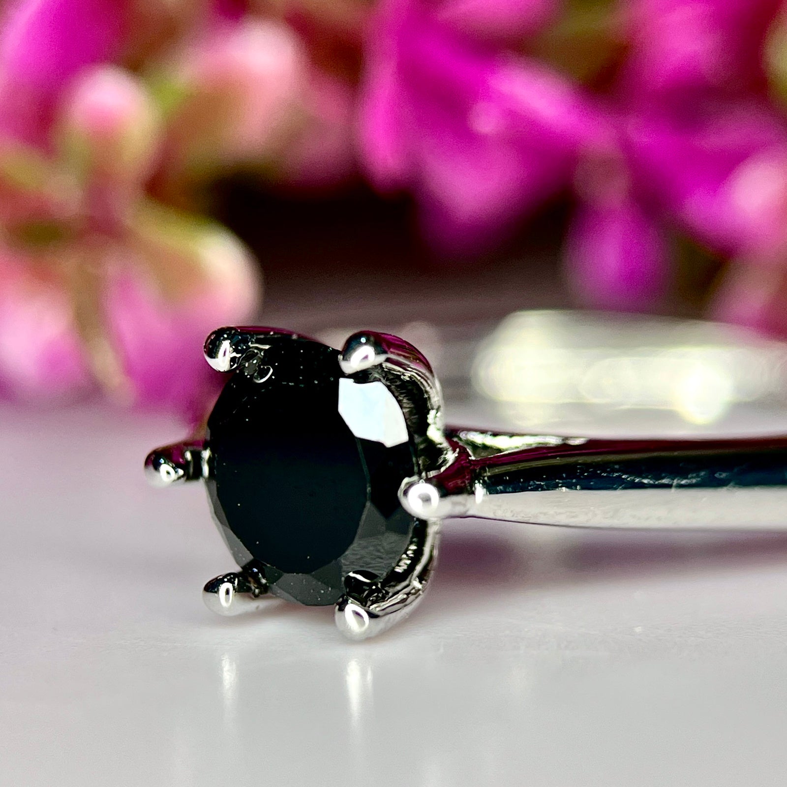 Bague ajustable en Spinelle Noir Naturel et Argent Rhodié