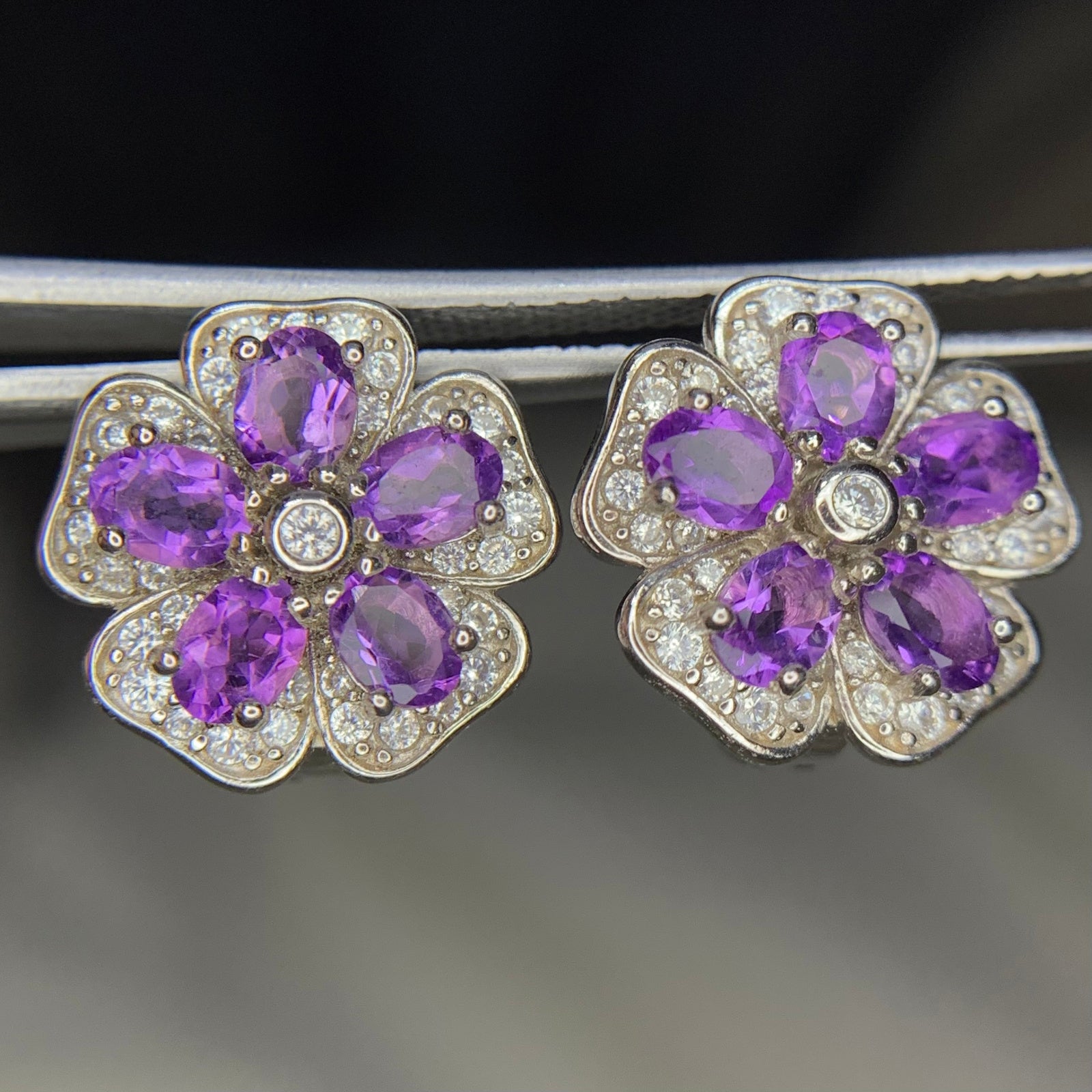Boucles d'Oreilles Puces avec Améthyste Naturelle et Zirconium en Argent 925 Plaqué Rhodium