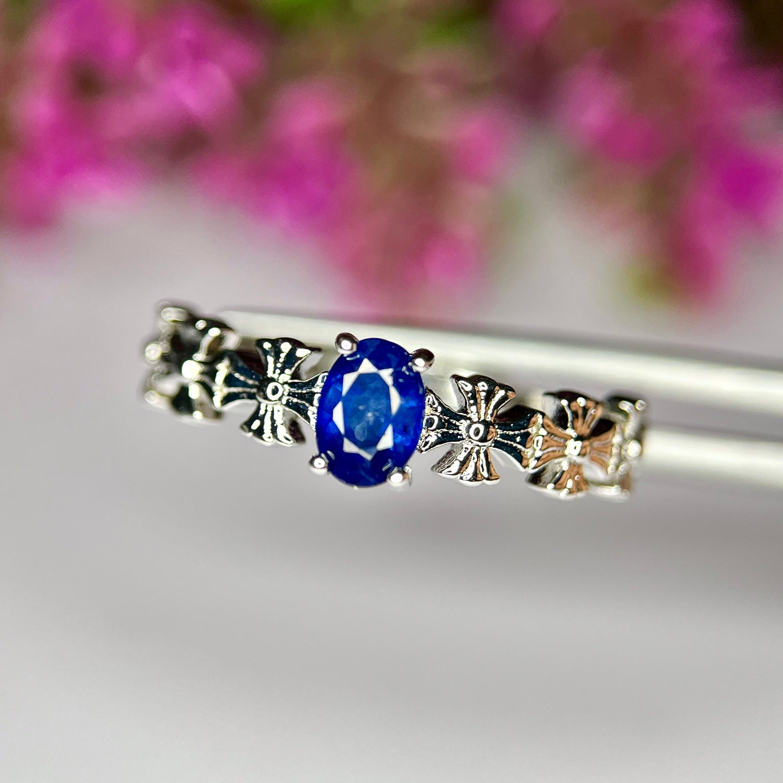 Bague d'Exception en Saphir Bleu Royal Naturel et Placage Rhodium